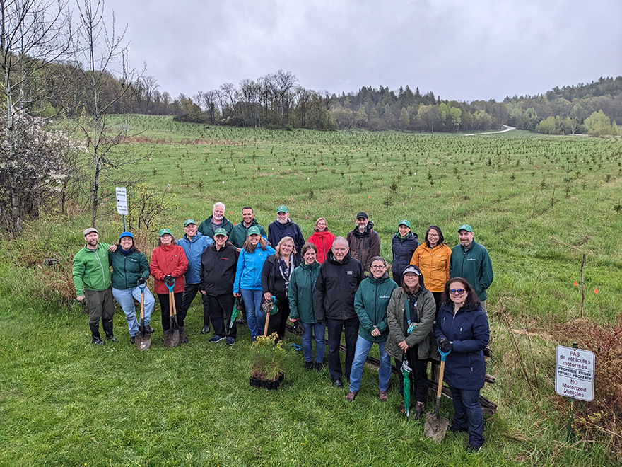 Le 8 mai, le Campus environnemental de l'Outaouais a accueilli le conseil d'administration et le personnel d'Arbres Canada. Ils ont célébré le quatrième anniversaire de la plantation de 20 000 arbres à Eco Echo. Le Programme national de verdissement d'Arbres Canada joue un rôle important dans le Programme canadien de 2 milliards d'arbres visant à lutter contre les changements climatiques et la perte de biodiversité. Photo : Robert Henri 